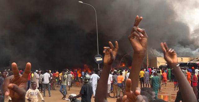 Det styrande partiets huvudkvarter i lågor i Niger i torsdags. Fatahoulaye Hassane Midou / AP