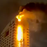 Ett höghus i Kuwait började brinna efter attacker mot landet.