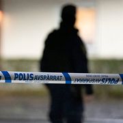 Polisens avspärrningar vid brottsplatsen. 