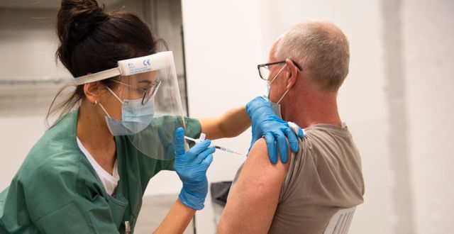 En man i Stockholm får Pfizers vaccin. Fredrik Sandberg/TT / TT NYHETSBYRÅN