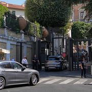 Samtalets deltagare anländer till USA:s ambassad i Rom.