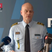 Peter Ekebjærg från Rigspolitiet och Henrik Brodersen från Styrelsen for Samfundssikkerhed under fredagens presskonferens.