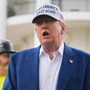 Trump under pressträffen där han presenterar en ny flaggstång på Vita husets gräsmatta.