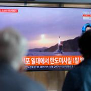 Sydkoreansk tv visar Nordkoreas senaste robottest.