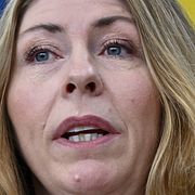 Sjukvårdsminister Elisabet Lann (KD), en spruta, Magdalena Andersson (S).
