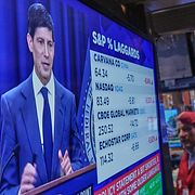 Federal Reserves chef Kevin Warsh på skärmen på börsgolvet i New York.