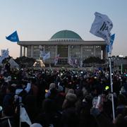 Demonstranter firar utanför nationalförsamlingen. 