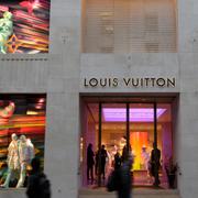 Arkivbild. Louis Vuitton-butik i London. 