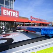 En polisbil på plats utanför Rosengård centrum. Akrivbild från en tidigare händelse. 