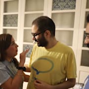 Alaa Abdel Fattah, i gult, efter frisläppandet från egyptiskt fängelse.