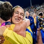 Kajsa Bergqvist kramar om Andreas Almgren efter löparens seger på 10 000 meter. 