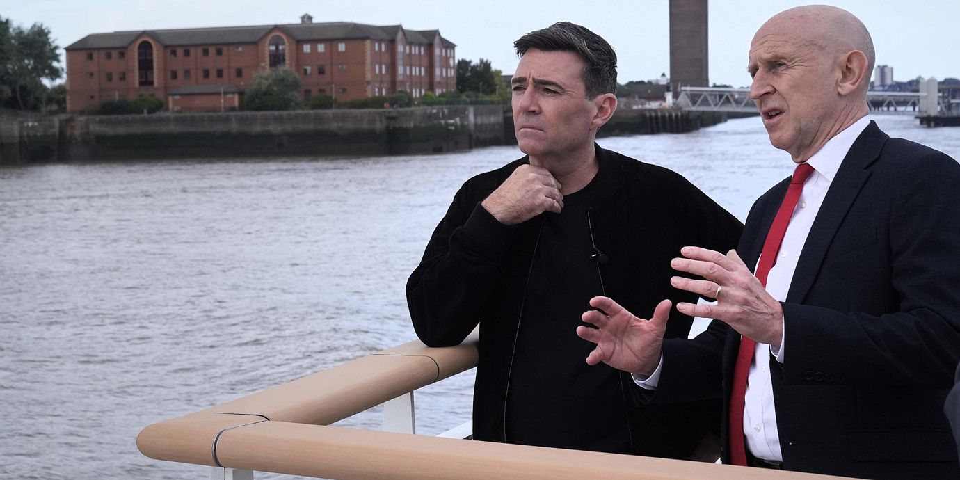 Storbritanniens premiärminister Andy Burnham och finansminister John Healey.