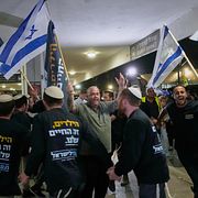 Partimedlemmar i ett av Israels religiösa högerpartier välkomnar passagerare som var ombord på Fly Dubai-flyget.