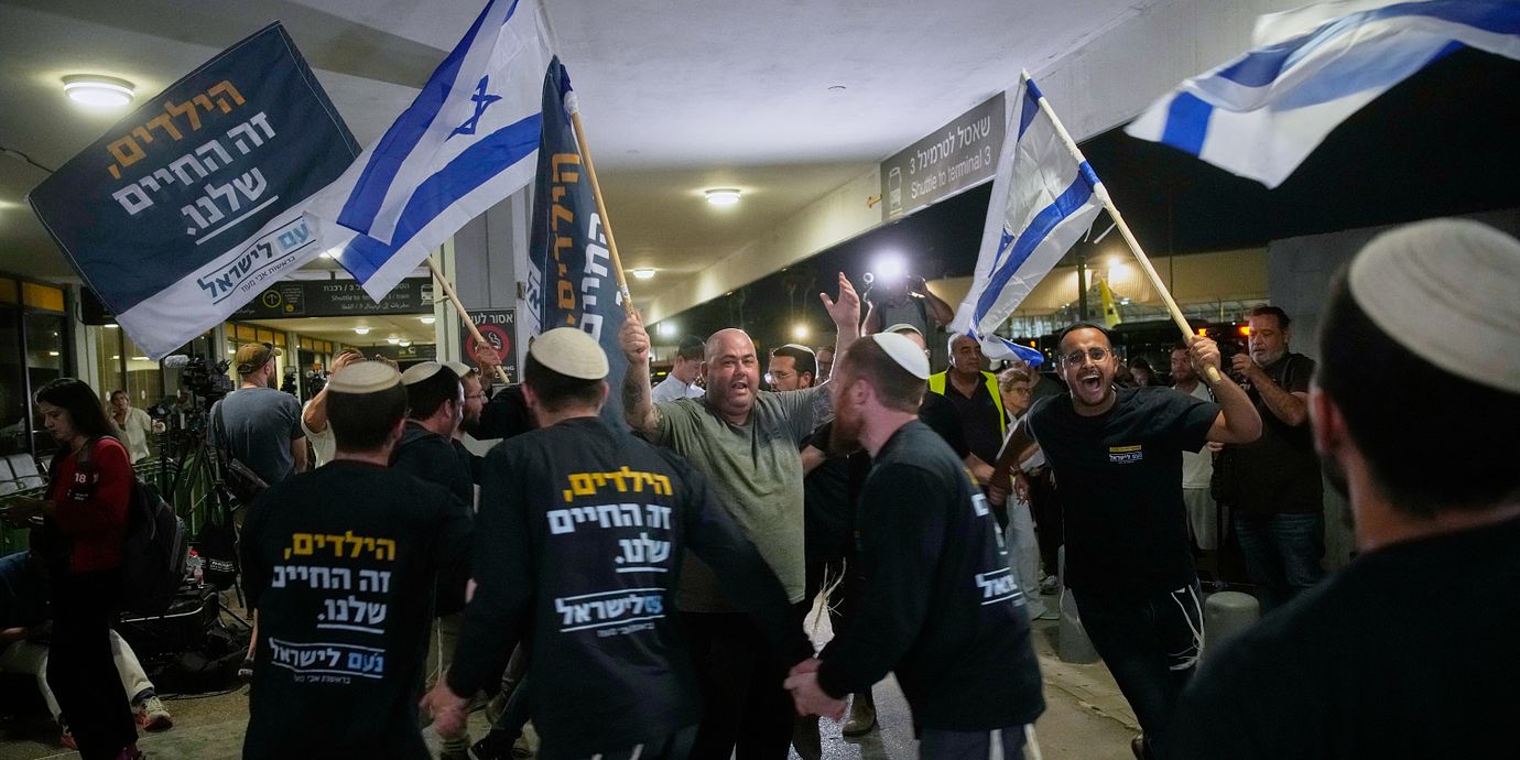 Partimedlemmar i ett av Israels religiösa högerpartier välkomnar passagerare som var ombord på Fly Dubai-flyget.
