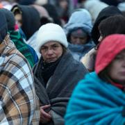 Ukrainska flyktingar vid den polska gränsen. 