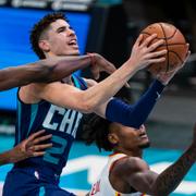 LaMelo Ball, t.h. och Clint Capela 