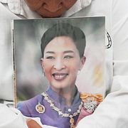 En kvinna håller ett fotografi av Bajrakitiyabha Mahidol.