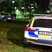 Polisen på plats i Hässelby på söndagskvällen.