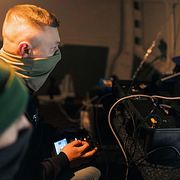 Ukrainsk soldat styr en drönare nära fronten i Charkiv.