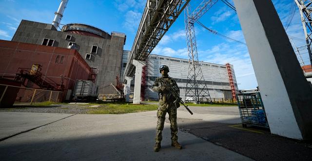 En rysk soldat utanför kränkraftverket.  AP