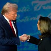 Trump och Harris skakar hand inför debatten.