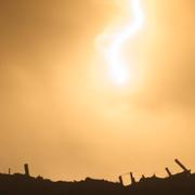 En israelisk ljusgranat lyser upp delar av Gaza under natten mot tisdag. 