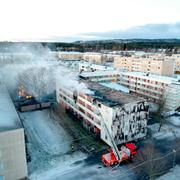 En kraftig brand rasar sedan i tisdags kväll i ett flerfamiljhus i Skövde.