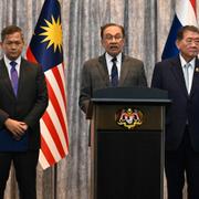 Premiärministrarna från Kambodja, Malaysia och Thailand under en presskonferens i samband med mötet. 