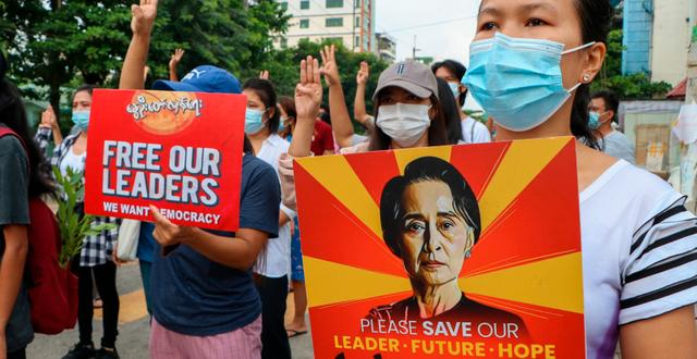 Anhängare till landets tidigare ledare Aung San Suu Kyi, som avsattes i kuppen.  AP