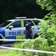 Polis på plats efter att en person har hittats skjuten på fredagsmorgonen i Sjöbo, Borås. 