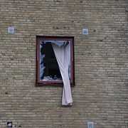 Trasig fönsterruta efter explosionen.