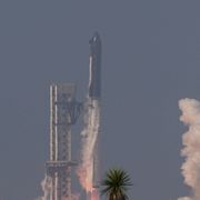Space X:s Starship lyfter från anläggningen i Texas i maj.
