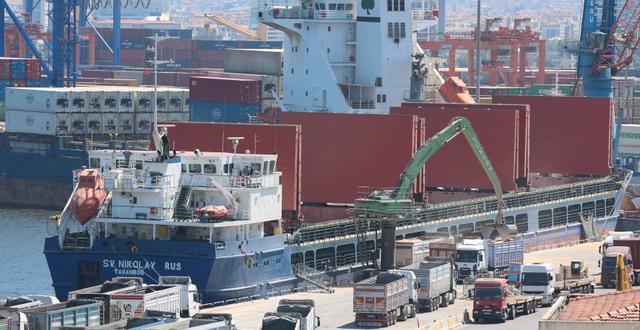 Arkivbild. Spannmål från Sevastopol i Krym lossas från fraktfartyget SV Nikolay i turkiska Izmir, juni 2022.  Yoruk Isik / AP