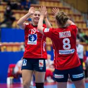 Norges Kjerstin Solaas och Vilde Ingstad jublar under onsdagens handbollsmatch mellan Tjeckien och Norge i mellanrundans grupp 2.