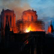 Notre Dame i lågor. 