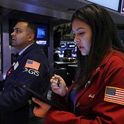 Investerarna Dilip Patel och Ashley Lara på Wall Street. Arkivbild.