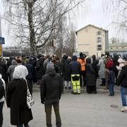 Anhöriga som samlades vid skolan i samband med dådet. 