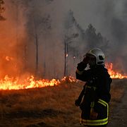 En brandman bekämpar branden utanför Bordeaux.