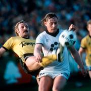 Rolf-Inge Andersson i Mjällbytröjan i närkamp med AIK:s Jyrki Nieminen 1984.