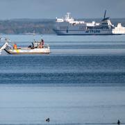 Kustbevakningen sanerar olja med båtar av typen strandbekämpare framför den grundstötta färjan Marco Polo i oktober i år. TT-Line färjan Marco Polo gick på  på grund i Pukaviksbukten söder om Karlshamn.