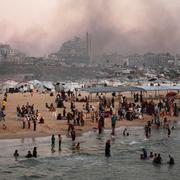 Människor på stranden i Gaza City på fredagen. 