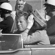 John F Kennedy och Jackie Kennedy minuten innan de dödliga skotten avlossades, den 22 november 1963 i Dallas, Texas. 