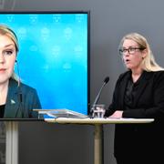 Åsa Kullgren, regeringens särskilda utredare, överlämnar sitt delbetänkande En stärkt försörjningsberedskap för hälso- och sjukvården till socialminister Lena Hallengren vid en pressträff i Rosenbad.