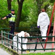 Poliens tekniker arbetar efter att två män skjutits i Hjulsta i nordvästra Stockholm natten mot måndag. 