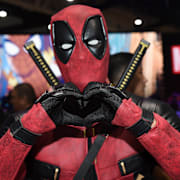 En besökare utklädd till Deadpool poserar under Comic-Con i San Diego den 25 juli 2024.