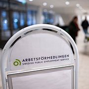 Arbetssökande vid receptionen på Arbetsförmedlingen.