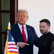 Trump och Zelenskyj på trappan till Vita huset. 