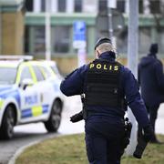 Polis runt Komvux campus Risbergska dagen efter skolskjutningen på Risbergska skolan i Örebro.