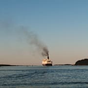 Arkivbild: Kryssningsfartyg från Viking Line på väg genom Stockholms skärgård. 