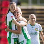 Hammarbys Cathinka Tandberg och Bella Andersson jublar efter fotbollsmatchen i Damallsvenskan mellan Hammarby och Linköping den 17 augusti 2024 i Stockholm. 
